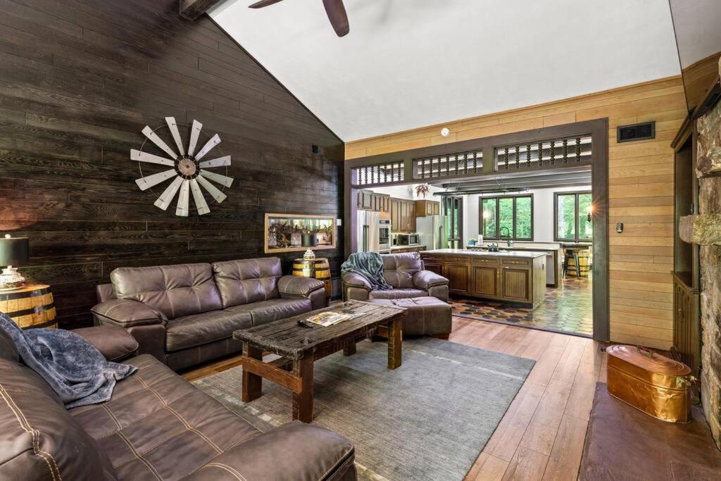 Bourbon Hollow Lodge With Hot Tub And Pool Plus Game Room Only 5 Min To Downtown Gatlinburg Exterior foto