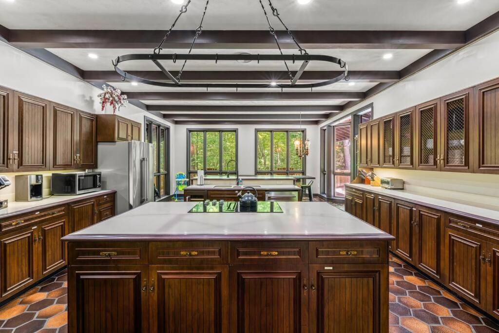 Bourbon Hollow Lodge With Hot Tub And Pool Plus Game Room Only 5 Min To Downtown Gatlinburg Exterior foto