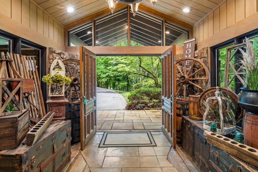 Bourbon Hollow Lodge With Hot Tub And Pool Plus Game Room Only 5 Min To Downtown Gatlinburg Exterior foto