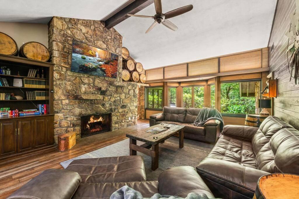 Bourbon Hollow Lodge With Hot Tub And Pool Plus Game Room Only 5 Min To Downtown Gatlinburg Exterior foto
